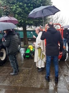 La benedizione dei mezzi da parte del parroco Don Marco Giuntini