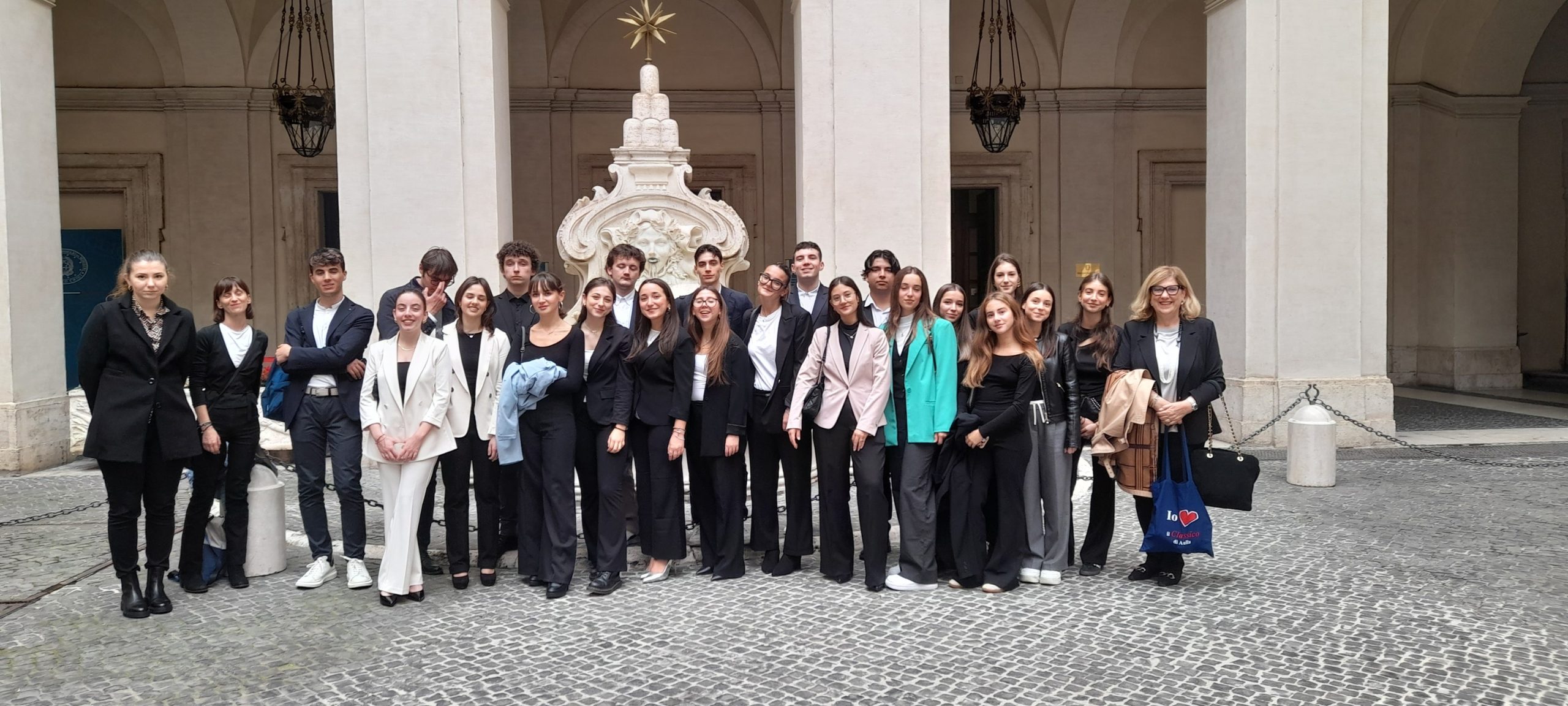 I ragazzi del “Leopardi” di Aulla al “premio Matteotti” I ragazzi del “Leopardi” di Aulla al “premio Matteotti”