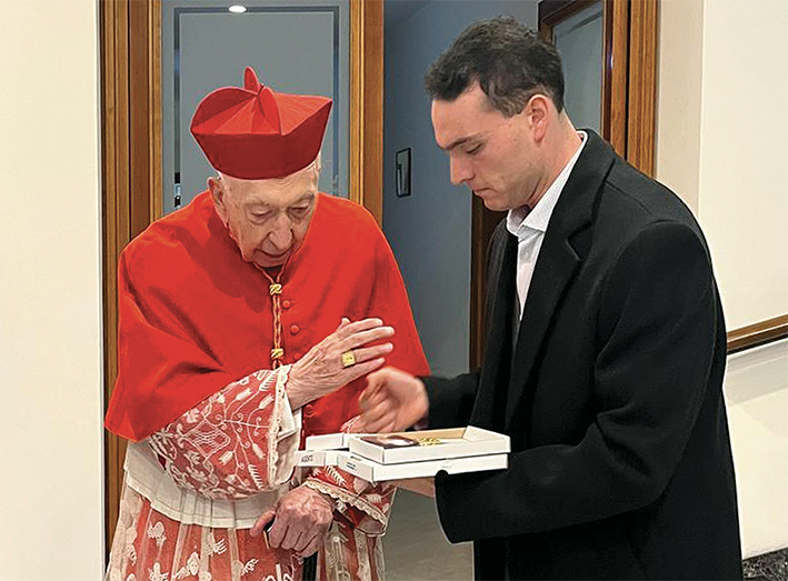 Il neo Card. Angelo Acerbi: “speriamo in un mondo pacificato” Il neo Card. Angelo Acerbi: “speriamo in un mondo pacificato”