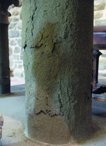 Il grave degrado della colonna in arenaria che regge la mensa dell’altare nella chiesetta