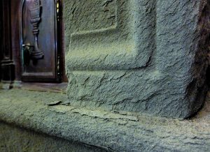 I danni delle infiltrazioni di sale nella pietra del tabernacolo.