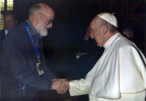 Antonio Ricci saluta con commozione Papa Francesco in occasione dell'incontro del Pontefice con i direttori dei settimanali FISC