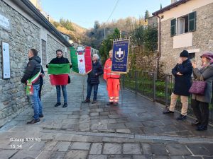Un momento della scopertura della targa da parte del sindaco di Casola Mattia Leonardi