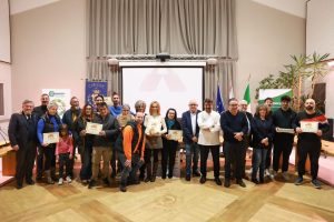 Foto di gruppo dei partecipanti e degli organizzatori della quarta edizione della "Disfida del testarolo"