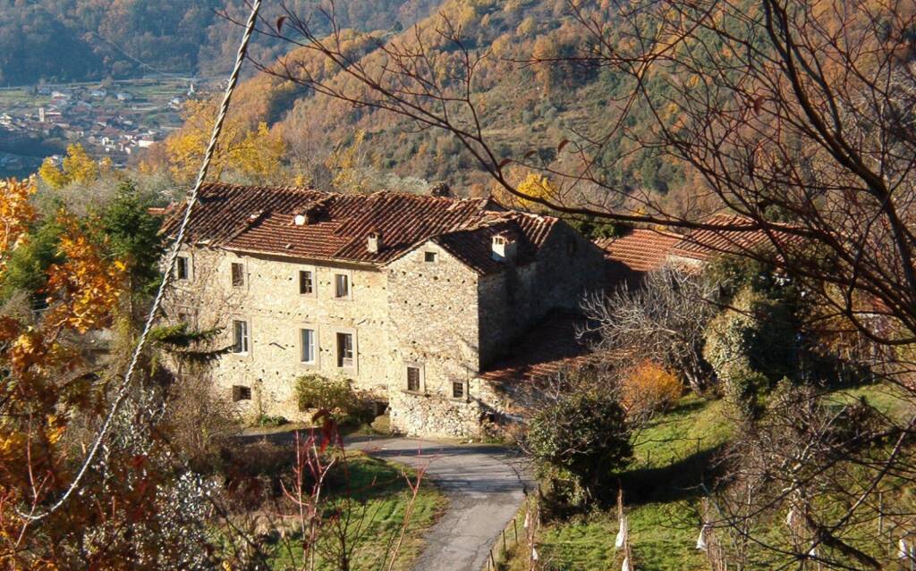 Fivizzano: la frazione di Prato in vendita per 1 milione di euro Fivizzano: la frazione di Prato in vendita per 1 milione di euro
