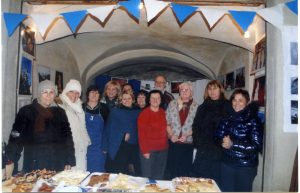 Antonio Ricci, sullo sfondo al centro, con il gruppo di San Nicolò che organizza il tradizionale banchetto in vista del falò.