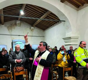 La benedizione del vicario generale della diocesi, mons. Marino Navalesi, dell’edificio restaurato.