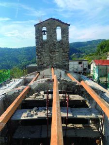 Il cantiere dei lavori di ricostruzione del tetto della chiesa della Burlanda
