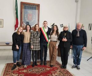 Foto di gruppo con Beatrice Tesconi, terza da destra e la giornalista Lucia Anselmi, terza da sinistra.