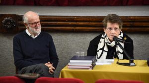 Maria Luisa Simoncelli con l'indimenticato direttore de il Corriere Apuano, Antonio Ricci, durante una conferenza al Cinema Manzoni