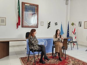 Un momento dell'incontro con Beatrice Tesconi, ta destra, e la giornalista Lucia Anselmi