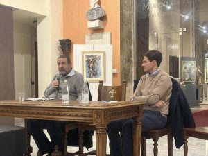 Il Professore dell’Università di Pisa Paolo Pezzino, con al fianco a Simone Galli, durante la lectio magistralis “A che serve ricordare, fra ritualizzazione e attualità”