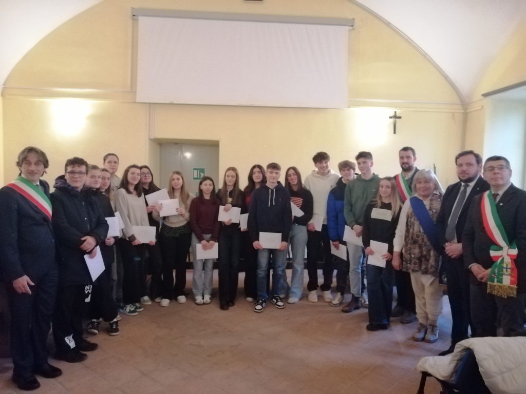 Foto di gruppo dei ragazzi 18enni a cui è stata consegnata la Carta Costituzionale