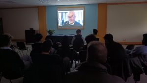 Un momento della proiezione del docufilm “Il pazzo di Dio”