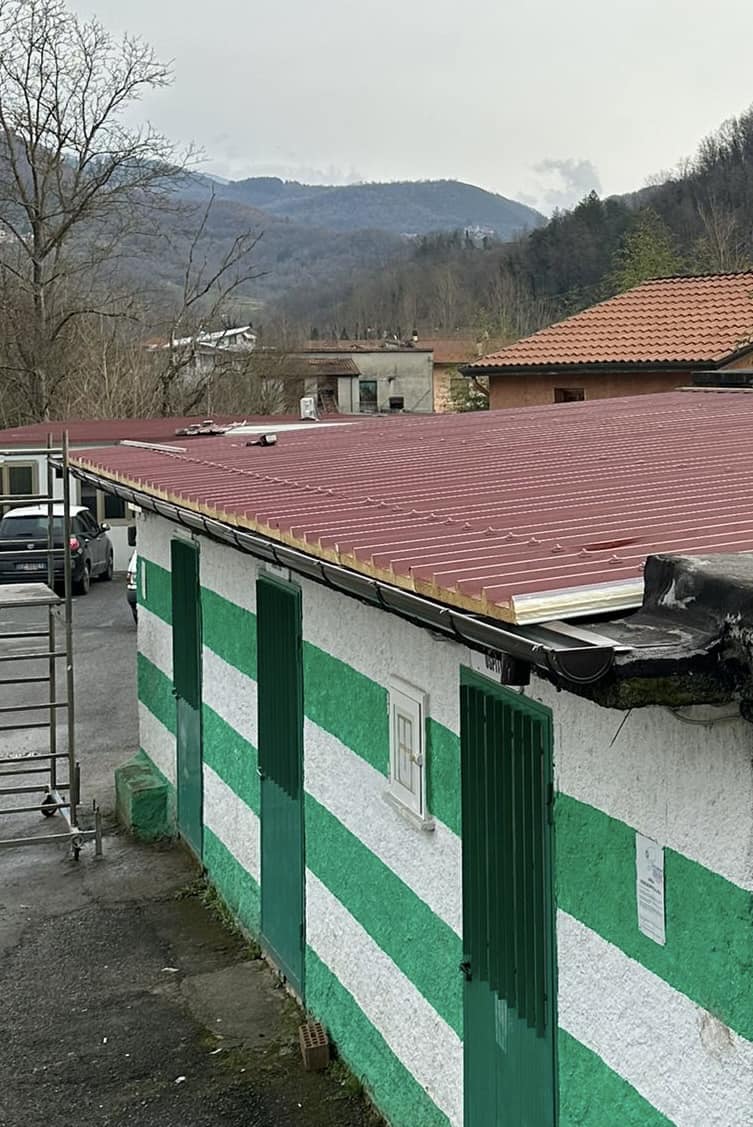 Gragnola: conclusi i lavori al tetto dello spogliatoio del campo sportivo Gragnola: conclusi i lavori al tetto dello spogliatoio del campo sportivo