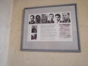 La targa, collocata al Seminario di Pontremoli, che ricorda i partigiani fucilati a Valmozzola