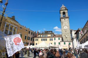 Un momento della prima edizione del "Mercato della terra" (Foto Lunigiana World)