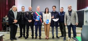 Il momento della consegna della costituzione ai 18enni in Sala Tobagi ad Aulla