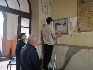 Il momento della scopertura della targa dedicata ai partigiani fucilati a Valmozzola, alla presenza di Franco Marano, e del rettore del Seminario Vescovile, don Pietro Pratolongo.