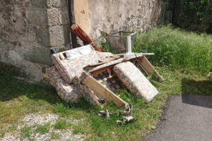 Alcuni esempi di rifiuti abbandonati nel territorio comunale di Pontremoli. Qui siamo all'esterno del cimitero comunale