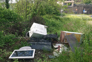 Alcuni esempi di rifiuti abbandonati nel territorio comunale di Pontremoli. Qui siamo a Groppomontone.