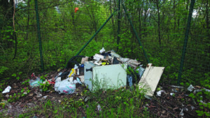 Alcuni esempi di rifiuti abbandonati nel territorio comunale di Pontremoli. Qui siamo a Novoleto.