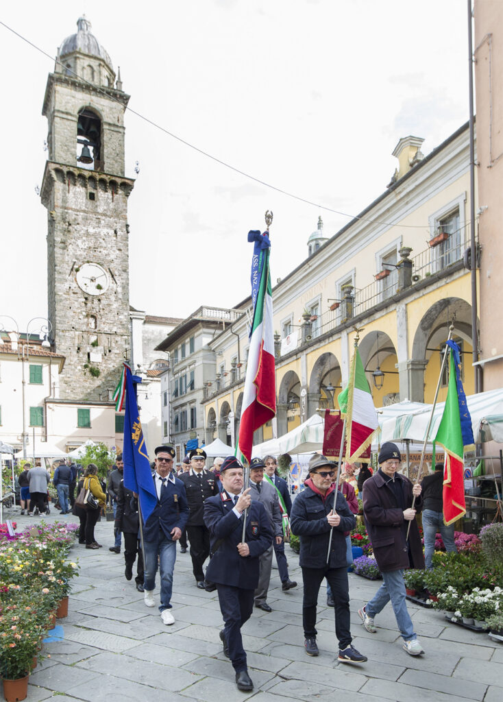 La partenza della sfilata da piazza della Repubblica (Foto Walter Massari)