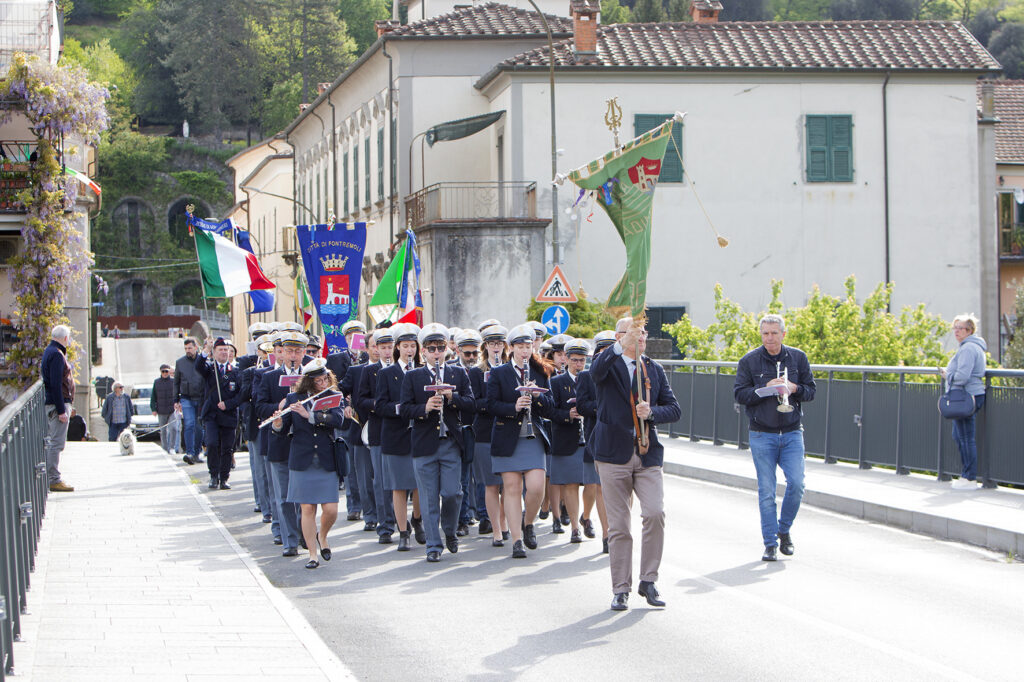 Manifestazione per la Liberazione: il passaggio della Musica Cittadina sul ponte Zambeccari (Foto Walter Massari)