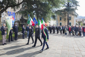 Un momento della celebrazione del 25 Aprile con il sindaco Jacopo Ferri e i rappresentanti delle forze militari che si recano al monumento ai caduti (Foto Walter Massari)