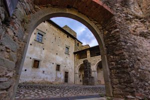 L'interno del castello del Lusuolo