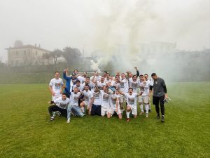 La festa dei calciatori della Fivizzanese dopo la vittoria del campionato di Seconda Categoria