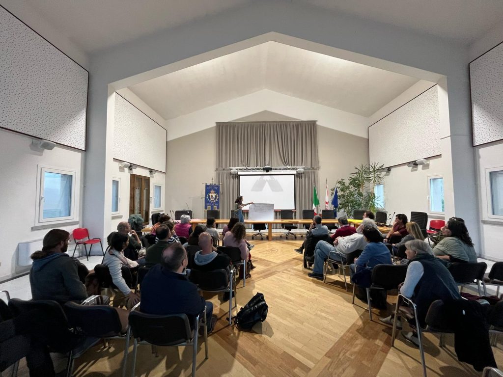 Alcuni momenti dell'incontro "Io Vivo in Lunigiana" che si è svolto nella sede del comune ad Arpiola di Mulazzo
