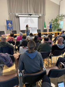 L'intervento di Benedetta Dadà durante l'incontro "Io Vivo in Lunigiana" che si è svolto nella sede del comune ad Arpiola di Mulazzo