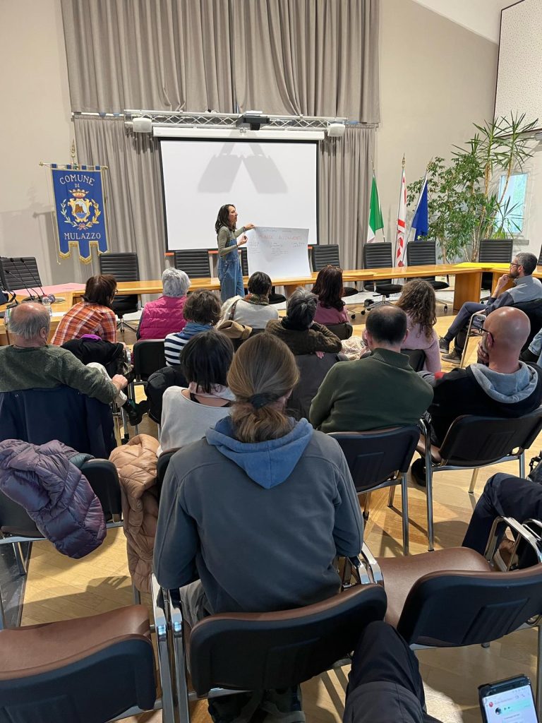 L'intervento di Benedetta Dadà durante l'incontro "Io Vivo in Lunigiana" che si è svolto nella sede del comune ad Arpiola di Mulazzo
