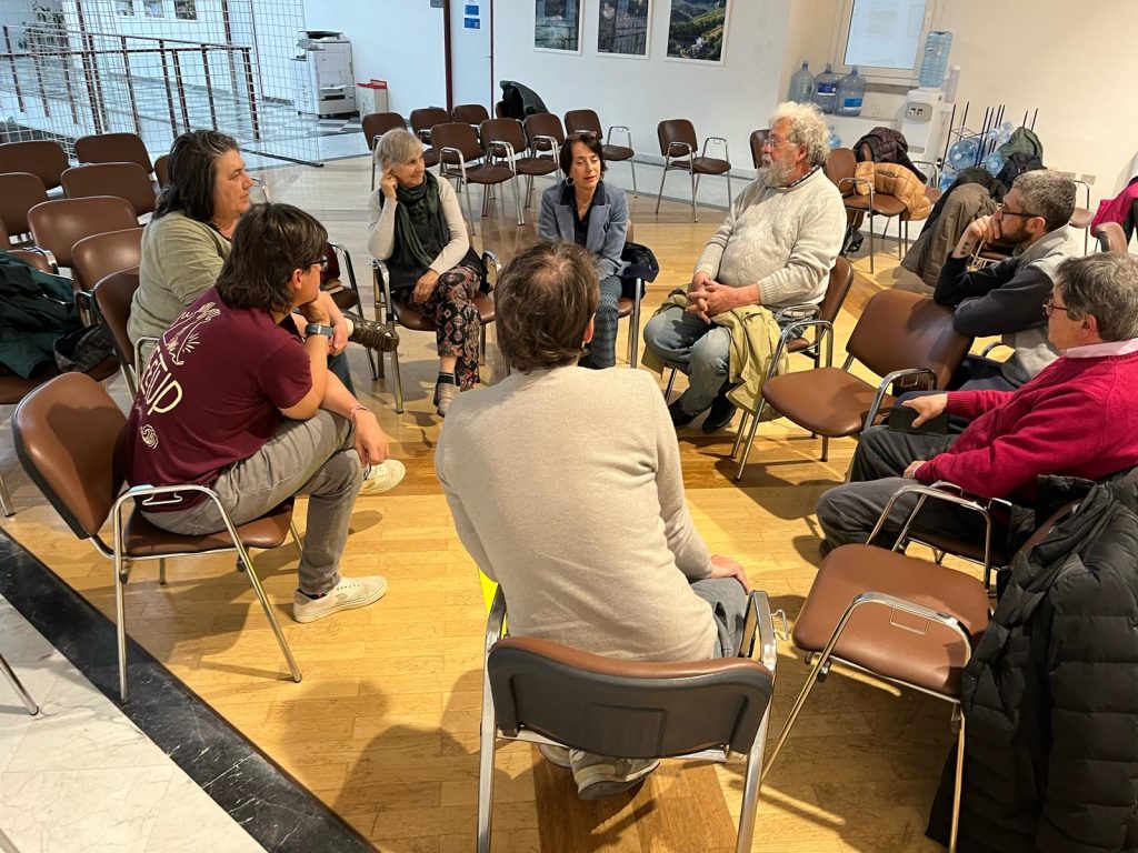 I tavoli di confronto durante l'incontro "Io Vivo in Lunigiana" che si è svolto nella sede del comune ad Arpiola di Mulazzo