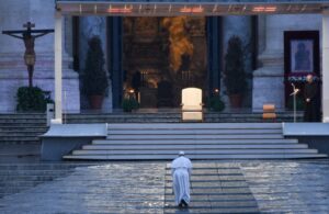 Uno dei momenti più intensi e simbolici del Pontificato di Papa Francesco.Il 27 marzo 2020, in piena emergenza Coronavirus,  l'affidamento a Maria in una piazza San Pietro vuota e bagnata dalla pioggia