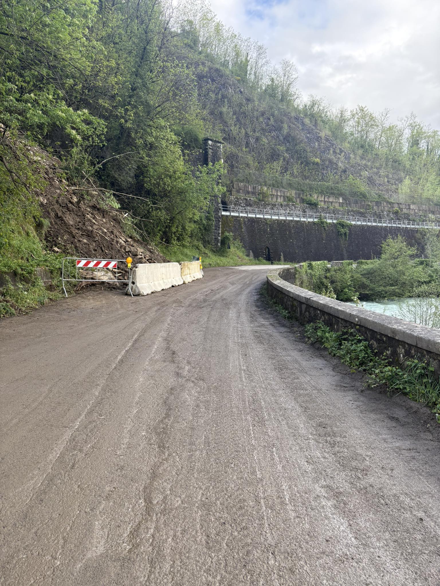 Equi terme rimozione delle frane sulla strada Provinciale Equi terme rimozione delle frane sulla strada Provinciale