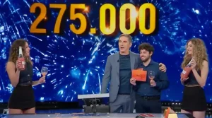 Gabriele festeggia la sua seconda vittoria a "L'Eredità", assieme al conduttore della trasmissione Marco Liorni, e le "professoresse" Linda Pani e Greta Zuccarello.