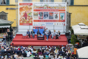 Foto del palco con i finalisti del 68° Premio Bancarella (Foto Walter Massari)