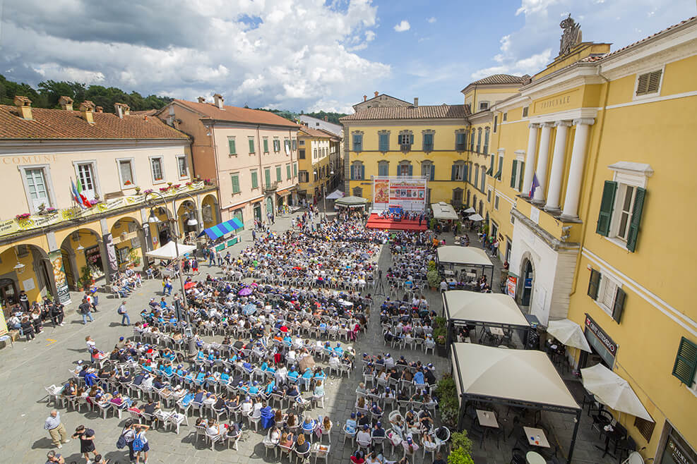 Una suggestiva immagine panoramica di piazza della Repubblica invasa dagli studenti provenienti da tutta Italia (Foto Walter Massari)