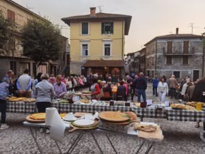 Piazza Castello a Filattiera con la tavola imbandita con i prodotti gastronomici lunigianesi e marocchini