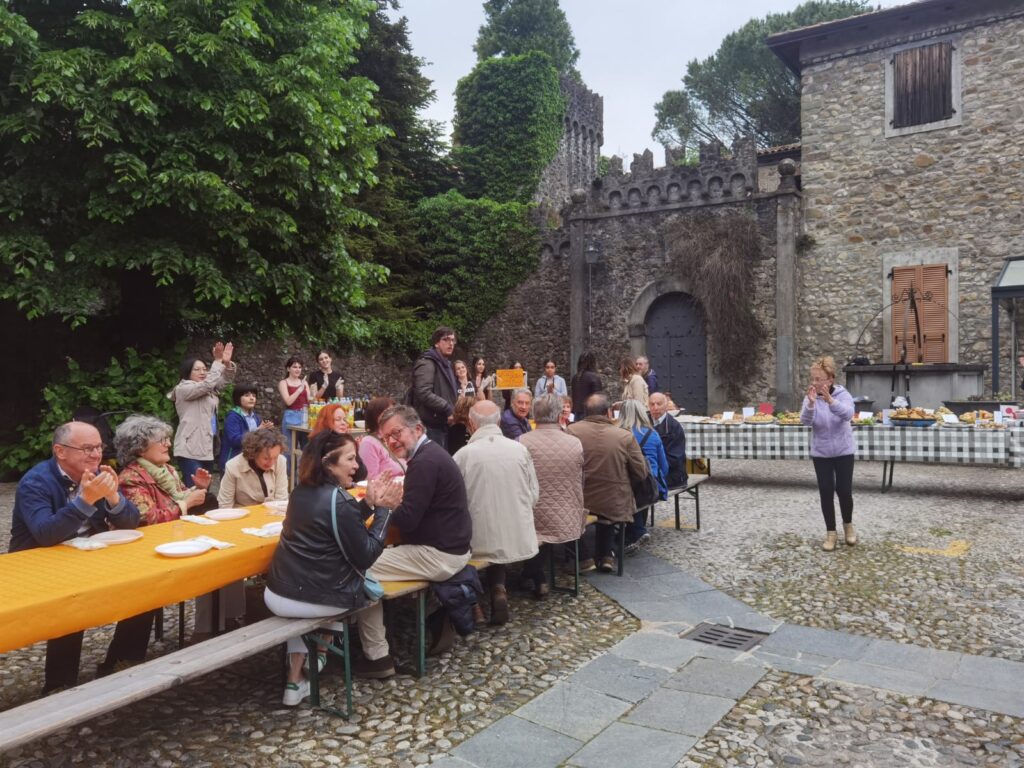 Piazza Castello a Filattiera con la tavola imbandita con i prodotti gastronomici lunigianesi e marocchini