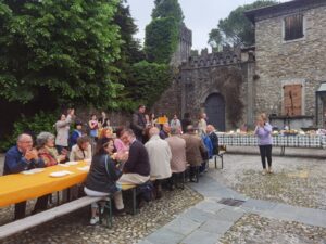 Piazza Castello a Filattiera con la tavola imbandita con i prodotti gastronomici lunigianesi e marocchini