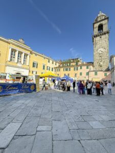 La fila dei partecipanti alla giornata dei "Lions in piazza" ancora prima dell'apertura degli stand (Foto Lunigiana World)