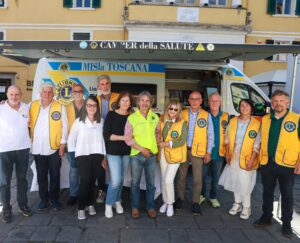 Foto di gruppo dei volontari dei Lions Pontremoli Lunigiana (Foto Lunigiana World)