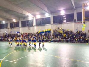 Le ragazze del Pallavolo Orsaro Filattiera sostenute dal loro pubblico