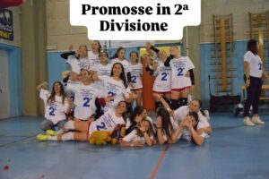 La squadra del Podenzana Tresana Volley che festeggia la promozione in Seconda Categoria