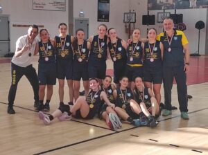 Atlete e staff dell’under 17 femminile del Basket Pontremoli festeggiano la conquista della Coppa Toscana