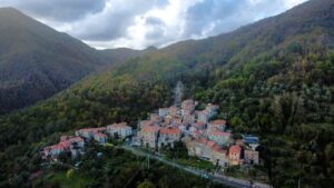 Suggestiva immagine panoramica del borgo di Villecchia (foto Lunigiana World)