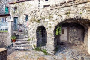 Alcuni scorci del borgo di Villecchia (foto Lunigiana World)